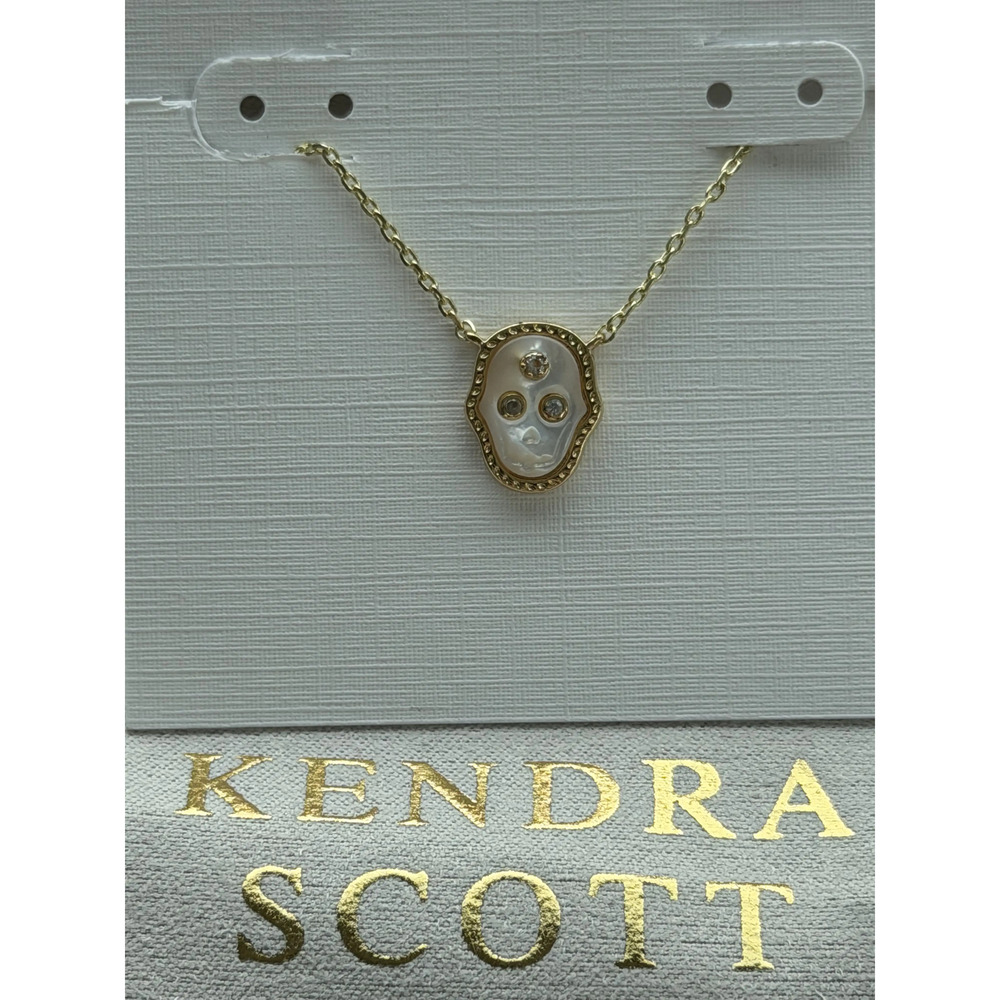Kendra Scott necklace